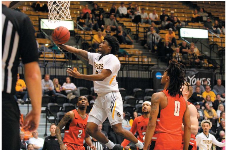 Nyjee Wright cuts through the UCM defense